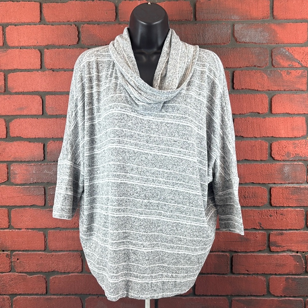 Green Envelope Los Angeles Womans Medium Grey & White Cowl Neck‎ Top – Chic